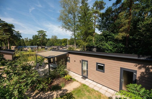 Municipality of Apeldoorn House | The Forest Lodge is a contemporary and surprisingly spacious chalet.