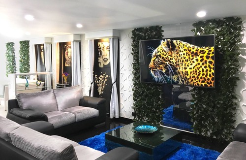Zona Rosa House | The Fortress @ LLeras Park (5 Bedrooms)