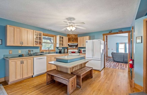 Front Royal Apartment | The Foundry Cabin | Historic 6BR Retreat w/Hot Tub, Propane Fire Pit & Games