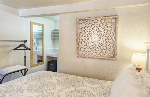 Manitou Springs Hotel | The Fountain Creek Inn of Downtown Manitou Springs [#103]n