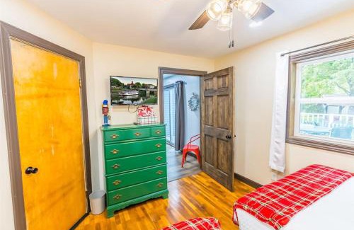 Birch Run Township Apartment | The Frankenmuth Christmas Wonderland House - Hot