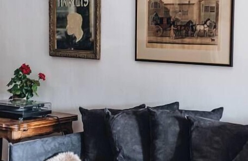 Moss Vale House | The Front House - Seymour House