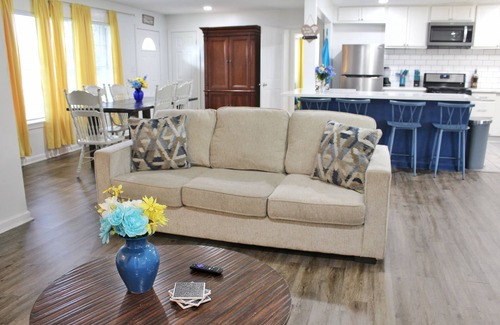Sulphur House | The Fun House! with Master Suite and open common areas 4BR/2BA