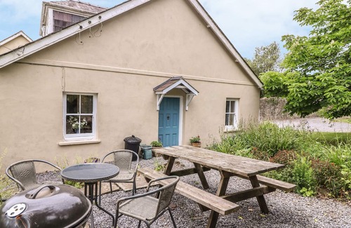 Llandefeilog Cottage | THE GARDEN COTTAGE, pet friendly, country holiday cottage in Kidwelly
