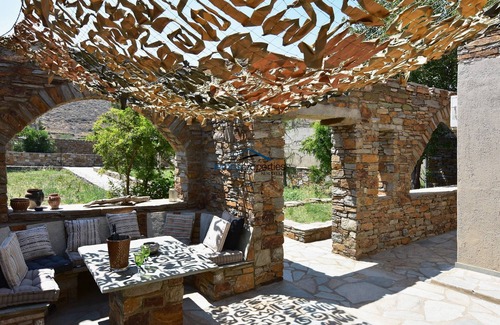 Vourkari House | The Garden House only a 2 minute walk from the marina of Vourkari