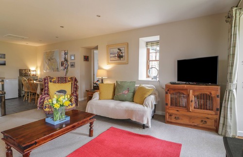 Duns Cottage | THE GARDEN HOUSE, pet friendly, with a garden in Chirnside