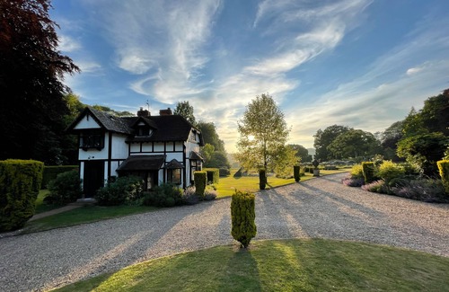 Folkestone House | The Gate House - sleeps 4 guests in 2 bedrooms