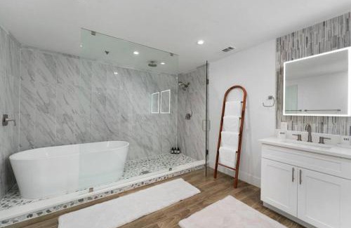 McNeil House | The Gateway - 6BED W Two Houses GameRoom & Pool