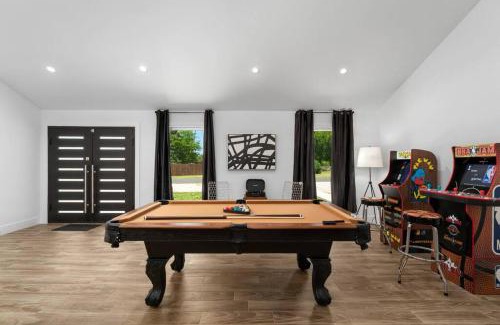 McNeil House | The Gateway - 6BED W Two Houses GameRoom & Pool