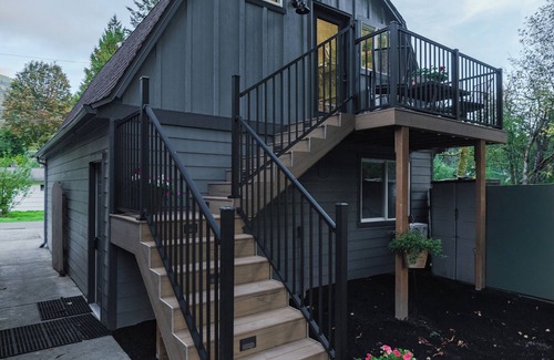 Olde Town House | The Gateway Barn - Cozy King Suite & Walk to Main Street