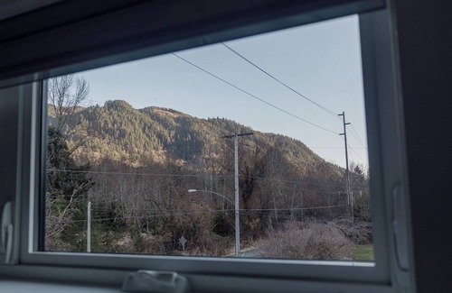 Issaquah House | The Gateway Getaway-peaceful with epic views