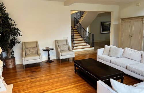Duckpond House | The Gator Manor – 6 Bedrooms Walk to UF/Stadium