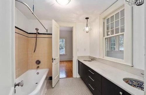 Duckpond House | The Gator Manor – 6 Bedrooms Walk to UF/Stadium