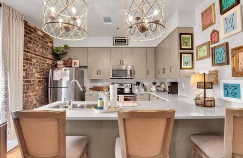 Historic District - North Apartment | The Georgia Peach -near Plant Riverside & downtown
