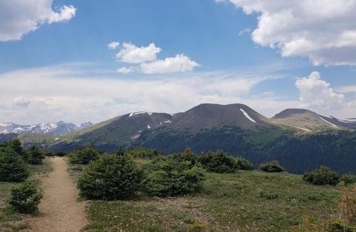 Estes Park Apartment | The Getaway,Hot Tub, AC, 2miles from RMNP