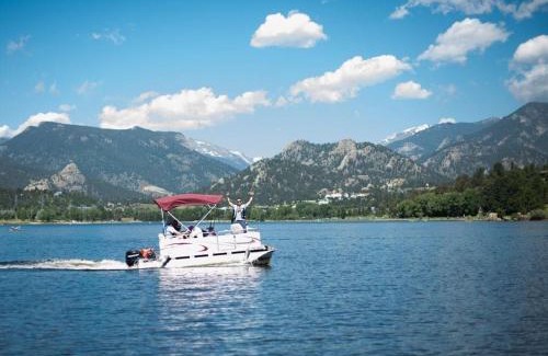 Estes Park Apartment | The Getaway,Hot Tub, AC, 2miles from RMNP