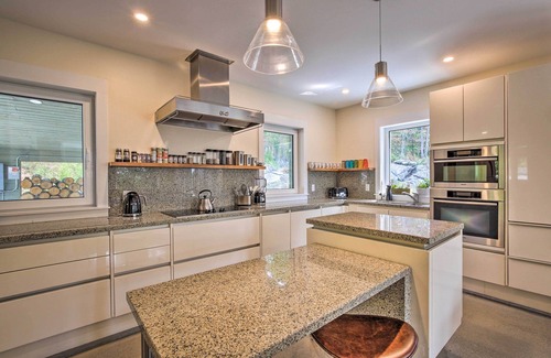Garrison House | 'The Glabin’: Garrison Gem w/Deck & Fire Pit!