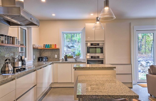 Garrison House | 'The Glabin’: Garrison Gem w/Deck & Fire Pit!