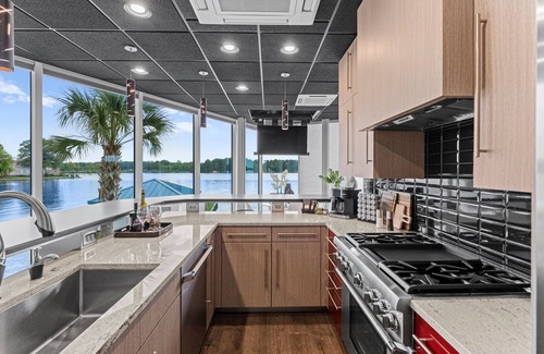 Terrell House | The Glass Mansion w/Optional Boat Rental