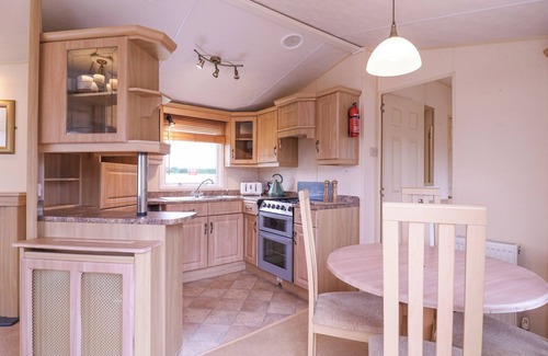 Saint Osyth Cottage | THE GRANADA, pet friendly, with a garden in St. Osyth