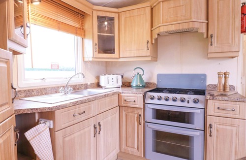 Saint Osyth Cottage | THE GRANADA, pet friendly, with a garden in St. Osyth