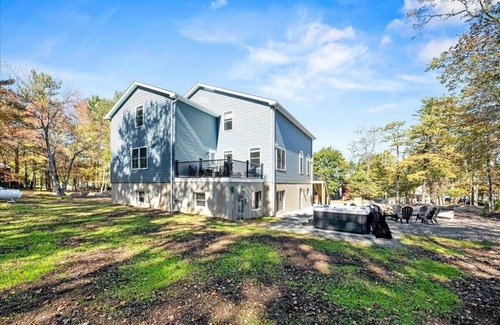 Lake Harmony Estates Villa | The Grand Splash Retreat -nSpacious 10BR,7B Brand New Villa
