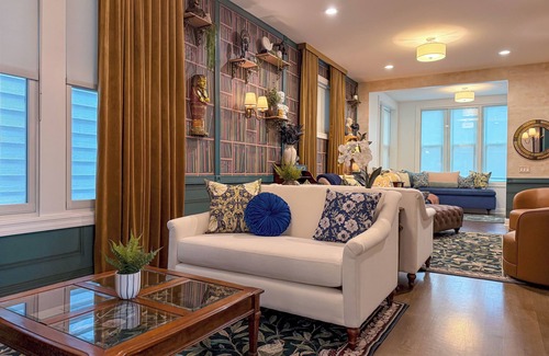 North Center Apartment | The Grand Vic: Large 5BD/3BA Home +Garagen