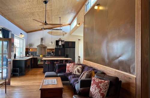 Waterhouse House | The Green House - Pet Friendly Outside - Wifi