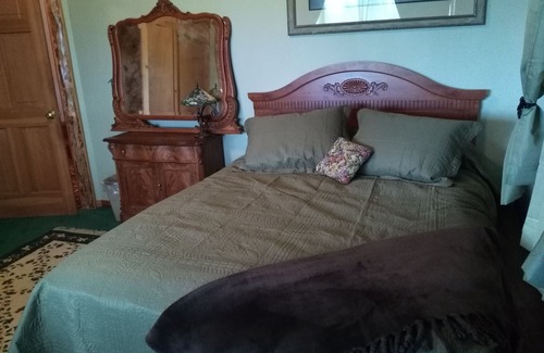 Cohoe Bed & Breakfast | The Green Room @ Hungry Moose B & B