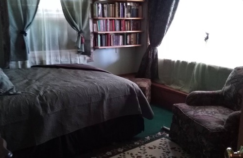 Cohoe Bed & Breakfast | The Green Room @ Hungry Moose B & B