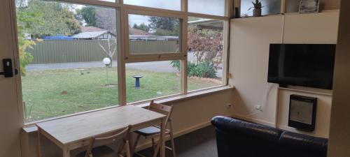 Oaklands Park Apartment | The Grove Getaway 2 min walk to train and shops