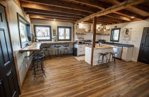 Lindsborg Cabin | The Guesthouse Getaway