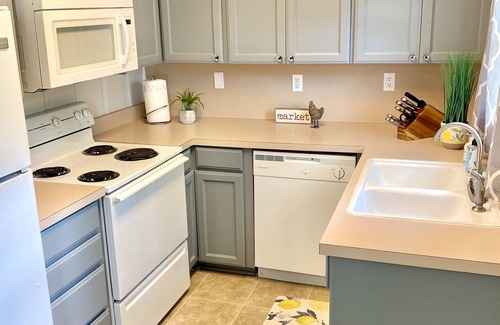 Granbury Cottage | The Hannaford - 2 Bedroom - Pet Friendly -Near the Square in Historic District