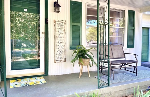 Granbury Cottage | The Hannaford - 2 Bedroom - Pet Friendly -Near the Square in Historic District