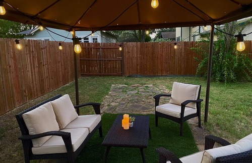 Granbury Cottage | The Hannaford - 2 Bedroom - Pet Friendly -Near the Square in Historic District