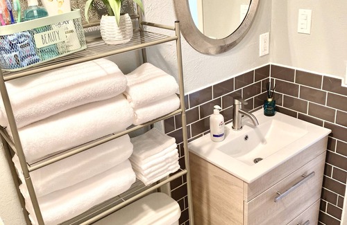 Granbury Cottage | The Hannaford - 2 Bedroom - Pet Friendly -Near the Square in Historic District