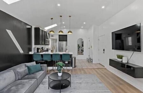 Near West Side Apartment | The Haven near Downtown, Medical District and United Center