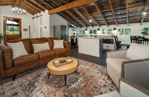 Easley House | The Hayloft: a unique getaway in our1900s barn, 20+ mins to Downtown Greenville