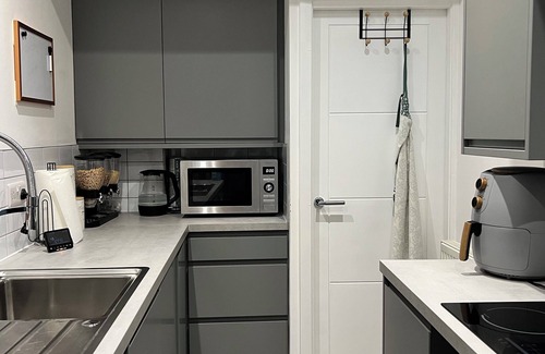 Derby House | The Hearth House – Cosy 3-Bed Retreat wt Fireplace. Sleeps 7