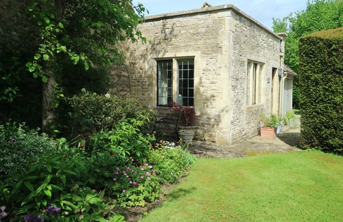 Ampney Crucis Cottage | THE HERMITAGE, character holiday cottage, with a garden in Poulton