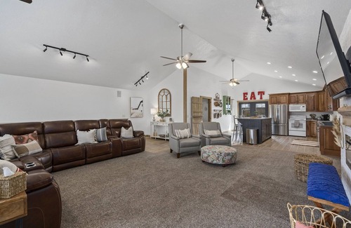 Provo Bay House | The Hidden Barn! Serene hgetaway for the entire Family!