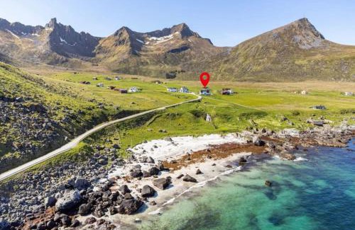 Flakstad House | The Hidden Gem - Mountain & Beach View