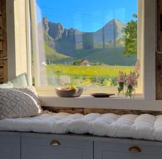 Flakstad House | The Hidden Gem - Mountain & Beach View