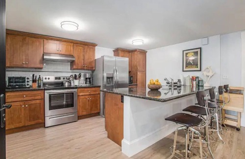 West Alameda House | The Hidden Gem- Pristine Renovated Flat Near Beach