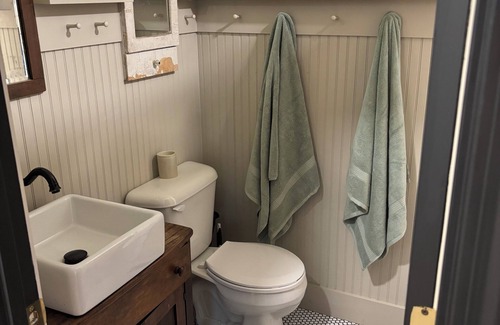 Almo Other | The Hidden Maple - 10 minutes to MSU - Pet & Kid Friendly - Secluded with Pond!