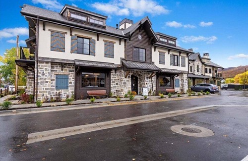 Midway Condo | The Highland Cow Room - Newly Built Midway Loft