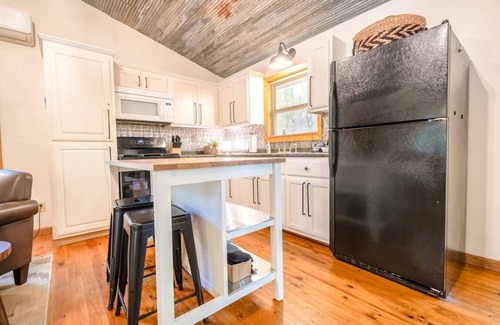 Boswell Cabin | The Hiker Hut ~ Private Hideaway with Direct Trail