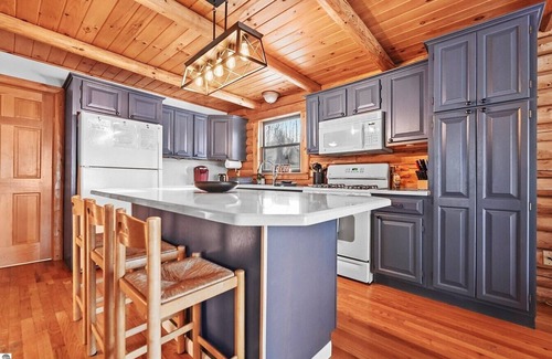 Beulah Cabin | The Hillside Hideaway at Crystal Lake - Gorgeous with Great Outdoor Deck and Spa!