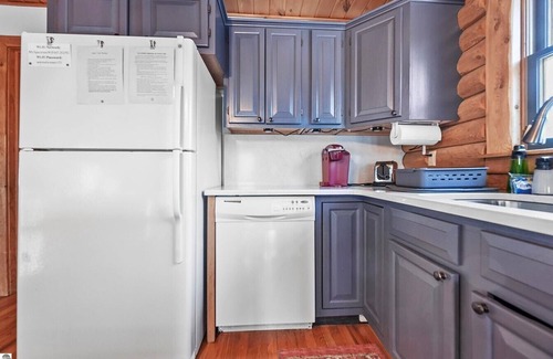 Beulah Cabin | The Hillside Hideaway at Crystal Lake - Gorgeous with Great Outdoor Deck and Spa!