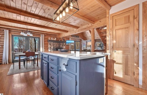 Beulah Cabin | The Hillside Hideaway at Crystal Lake - Gorgeous with Great Outdoor Deck and Spa!